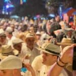 - obrázek lidí ve svátečních kloboucích a tradičních oděvech na festivalu Lodník v Česku - oslava a folklórní akce s bohatým kulturním programem.
